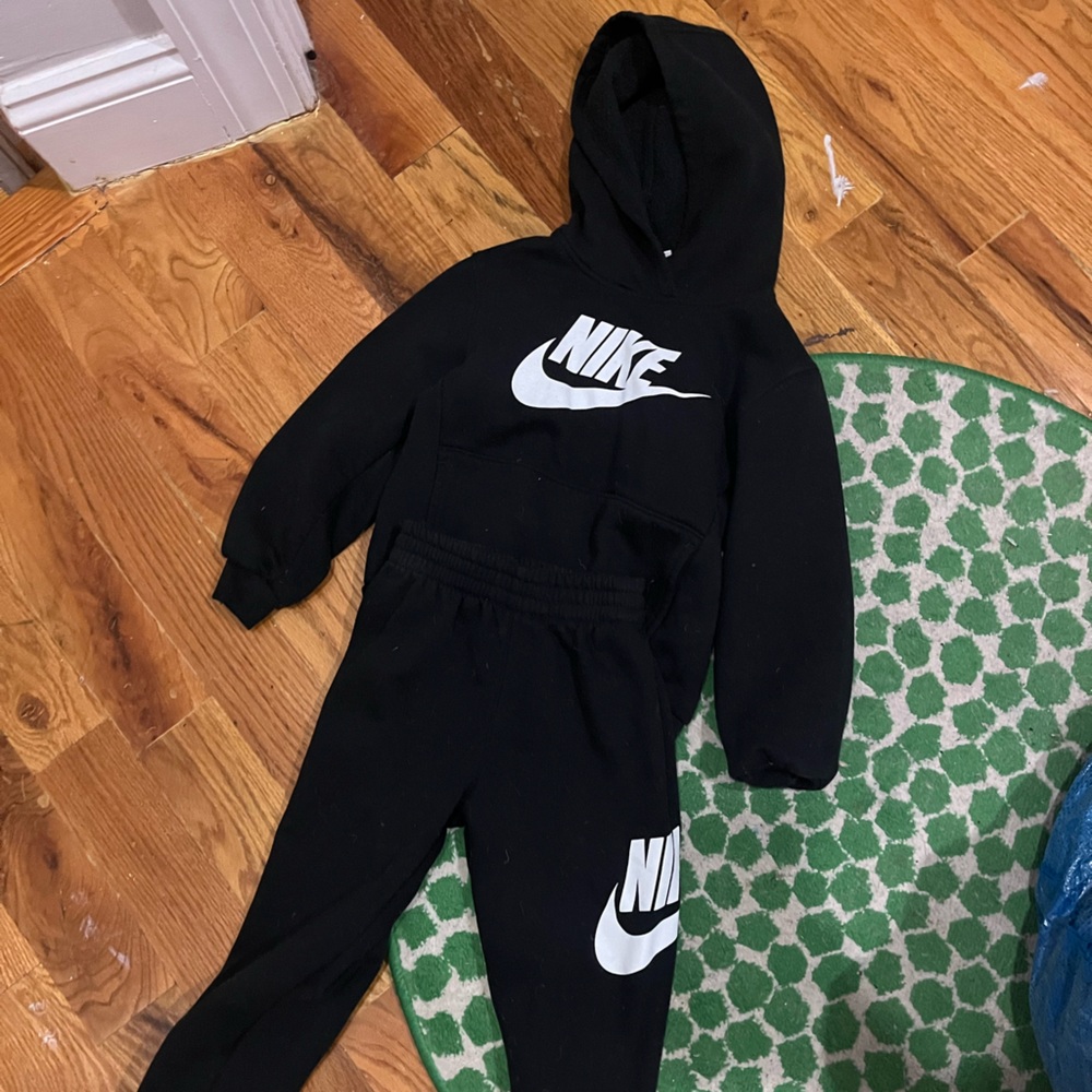 Nike kids sweatsuit 5-6 years